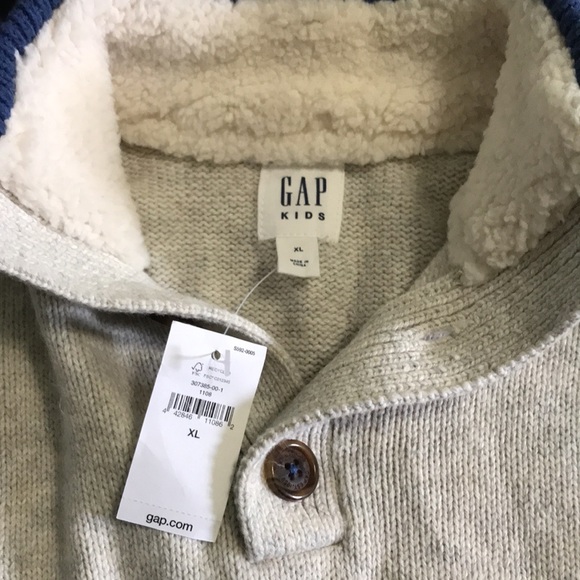 Gap kids button neck pull-over sweater. - Picture 4 of 7